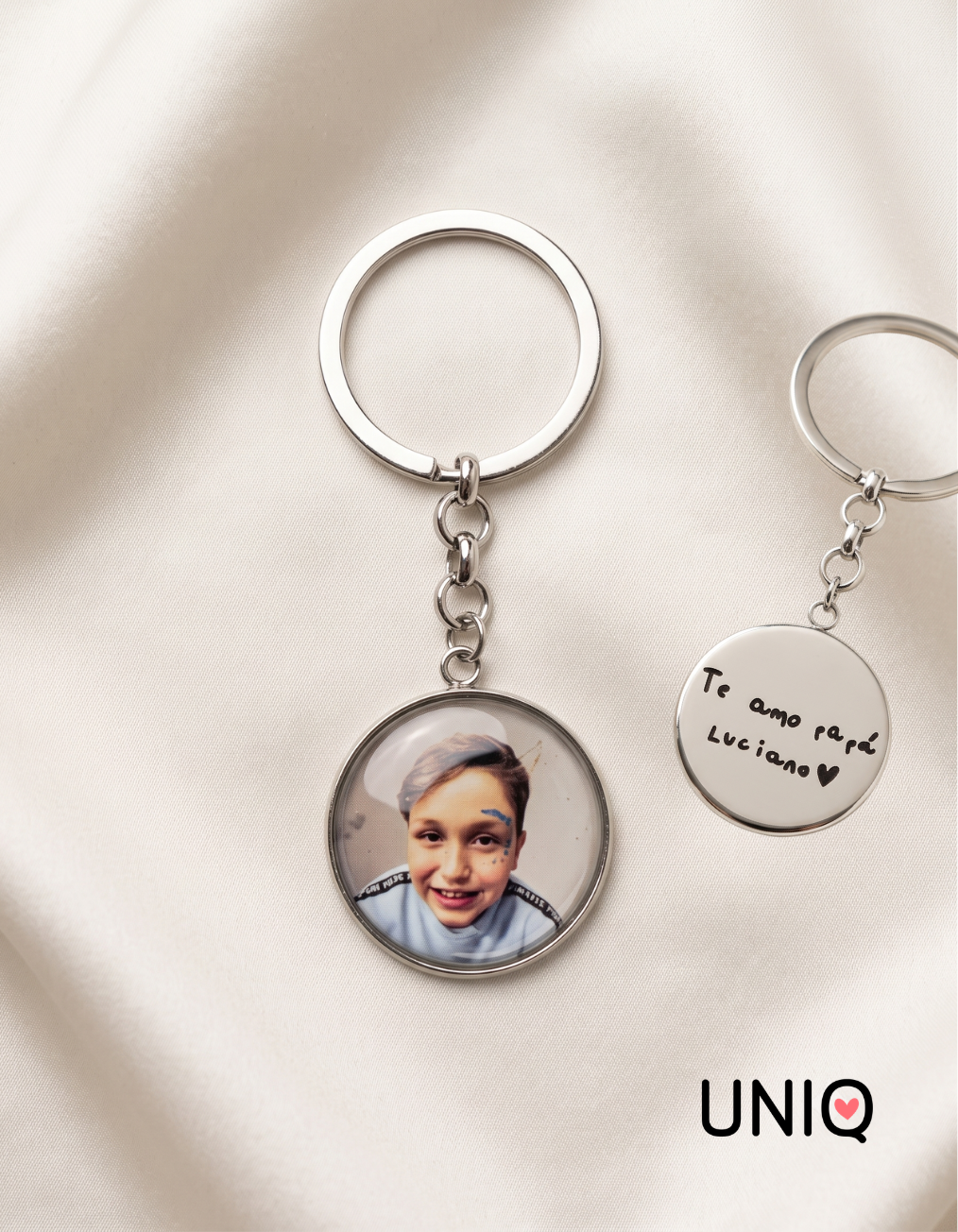 Llavero con foto color y grabado personalizado.