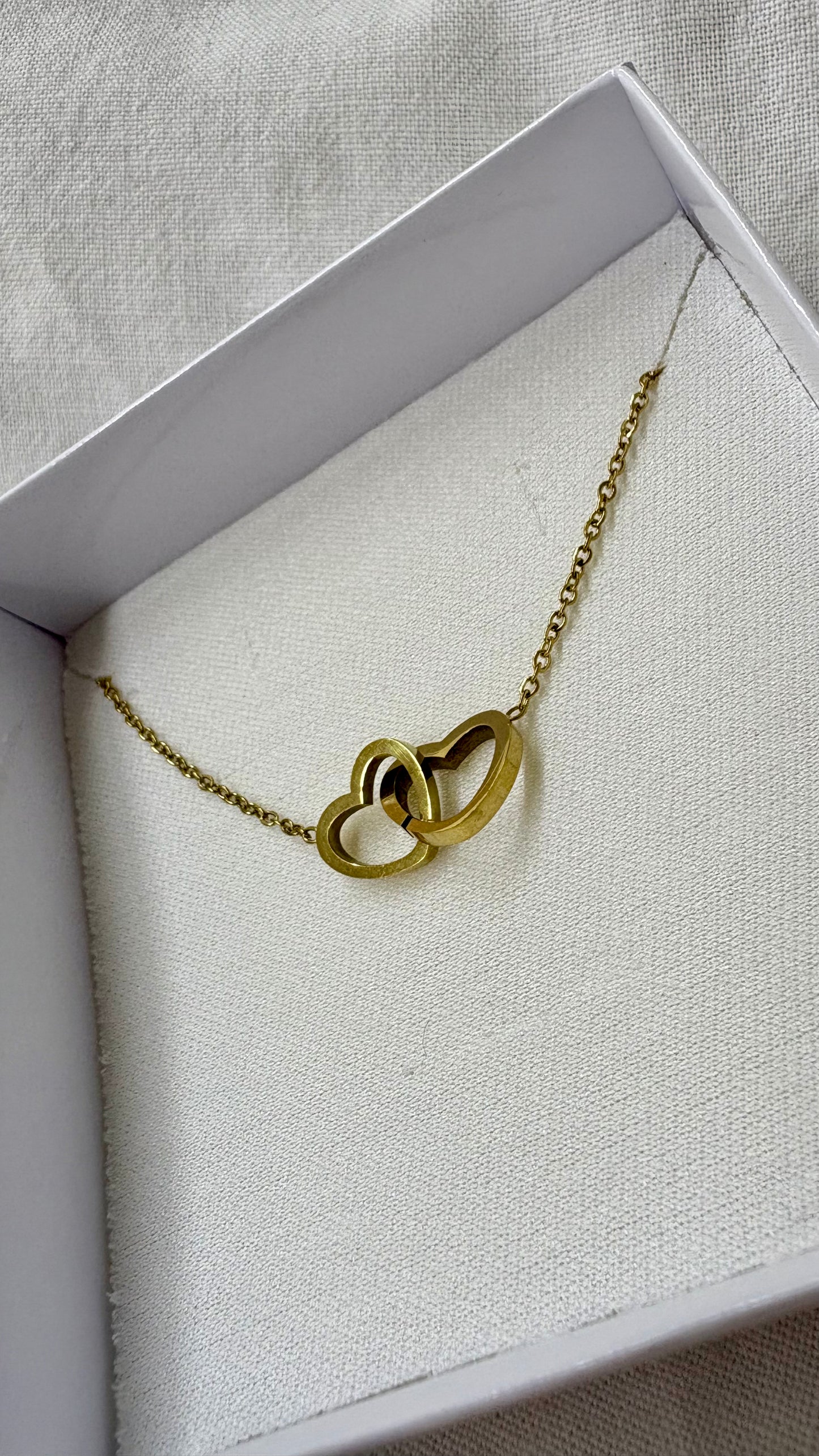 Collar de Corazones Entrelazados