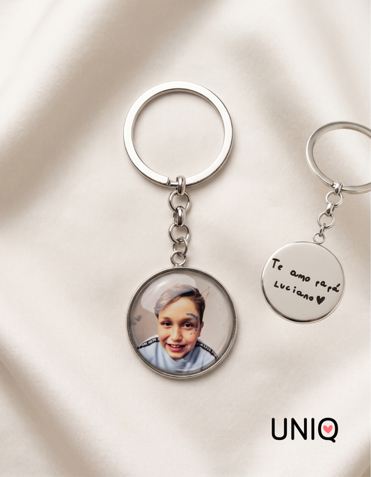 Llavero con foto color y grabado personalizado.