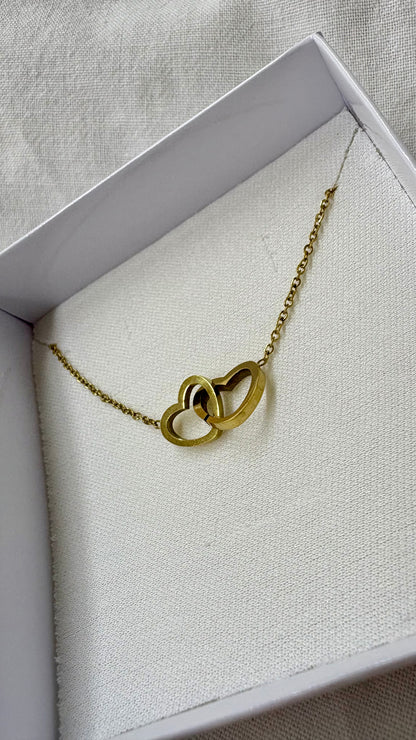 Collar de Corazones Entrelazados